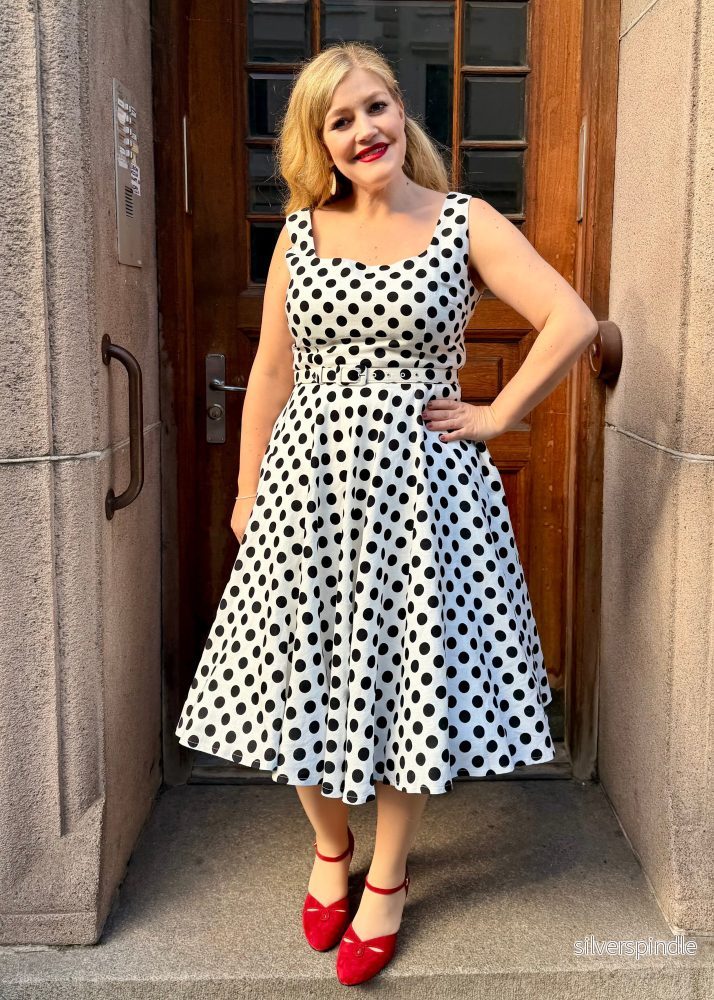 Rosie swingklänning med breda axelband - vitt med svarta prickar - Bild 2