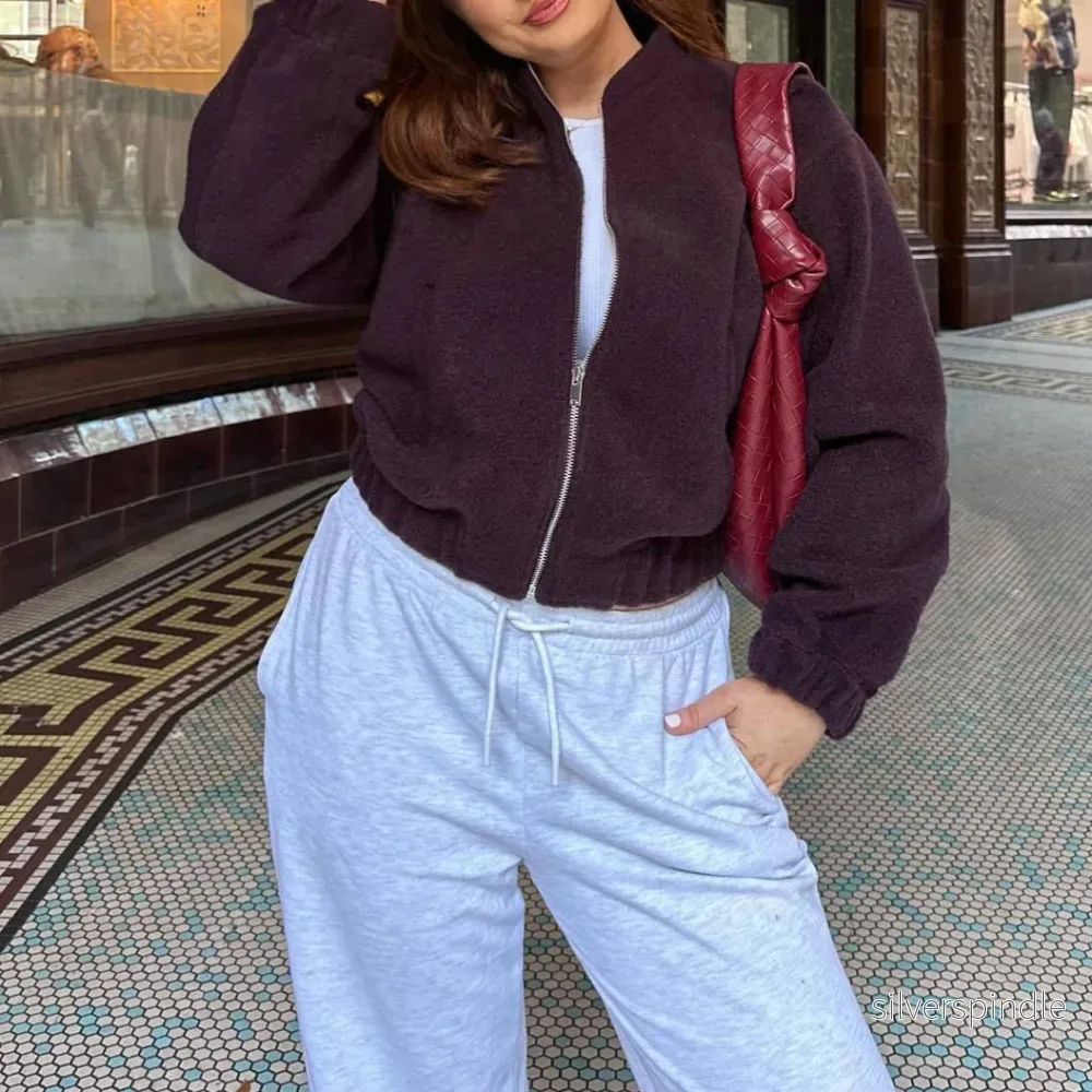 Emma | Kort Stretchig Höstjacka med Pärldetaljer - Bild 3