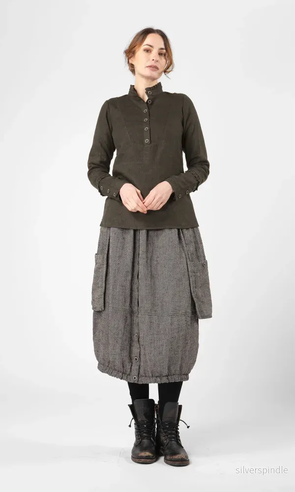 Linneblus med ståkrage och knäppning Linneblus med ståkrage och knäppning