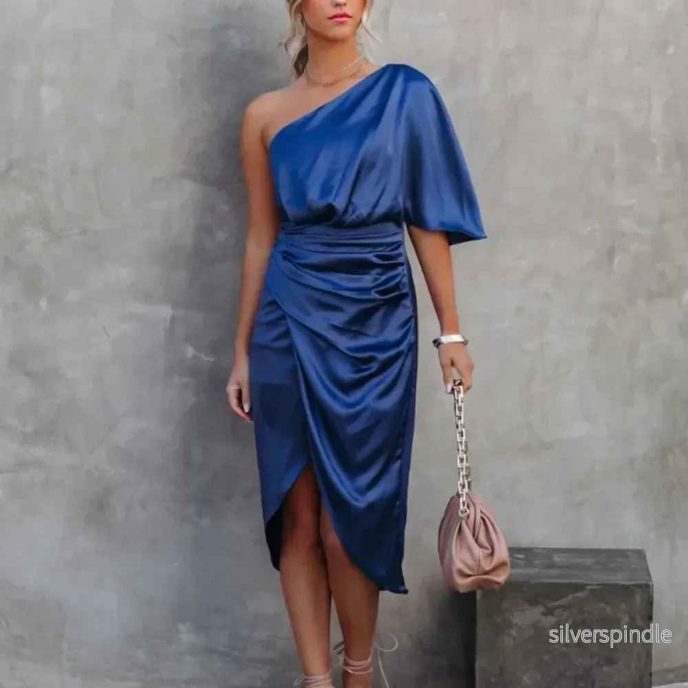 Elegant Miniklänning i Satin med Omlottdesign | Chic Stil för Speciella Tillfällen Elegant Miniklänning i Satin med Omlottdesign | Chic Stil för Speciella Tillfällen