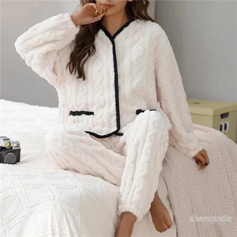 Elegant Vit Pyjamas Set | Ultra Fluffy Material med Svart Detalj för Komfort och Stil Elegant Vit Pyjamas Set | Ultra Fluffy Material med Svart Detalj för Komfort och Stil