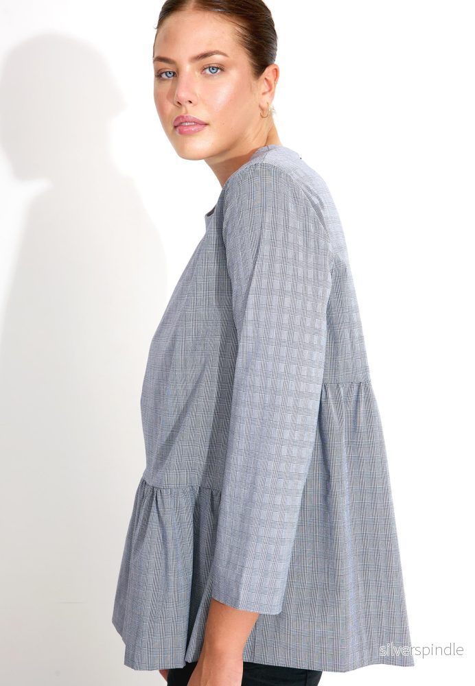 BLOUSE WITH ASYMMETRIC FRILLS 03654 - Svart - Bild 3
