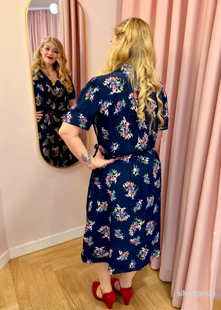 Omlottklänning - marinblå med Floral Dancer-tryck - Bild 3